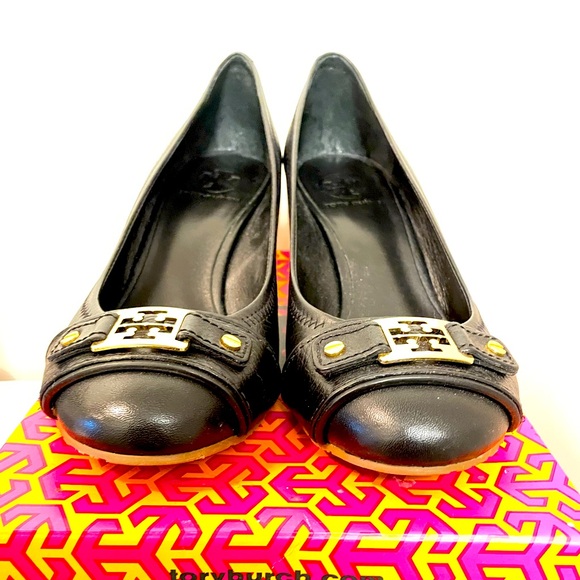 Tory Burch Natalya mid wedge heels black leather with gold tone logo - Picture 1 of 7